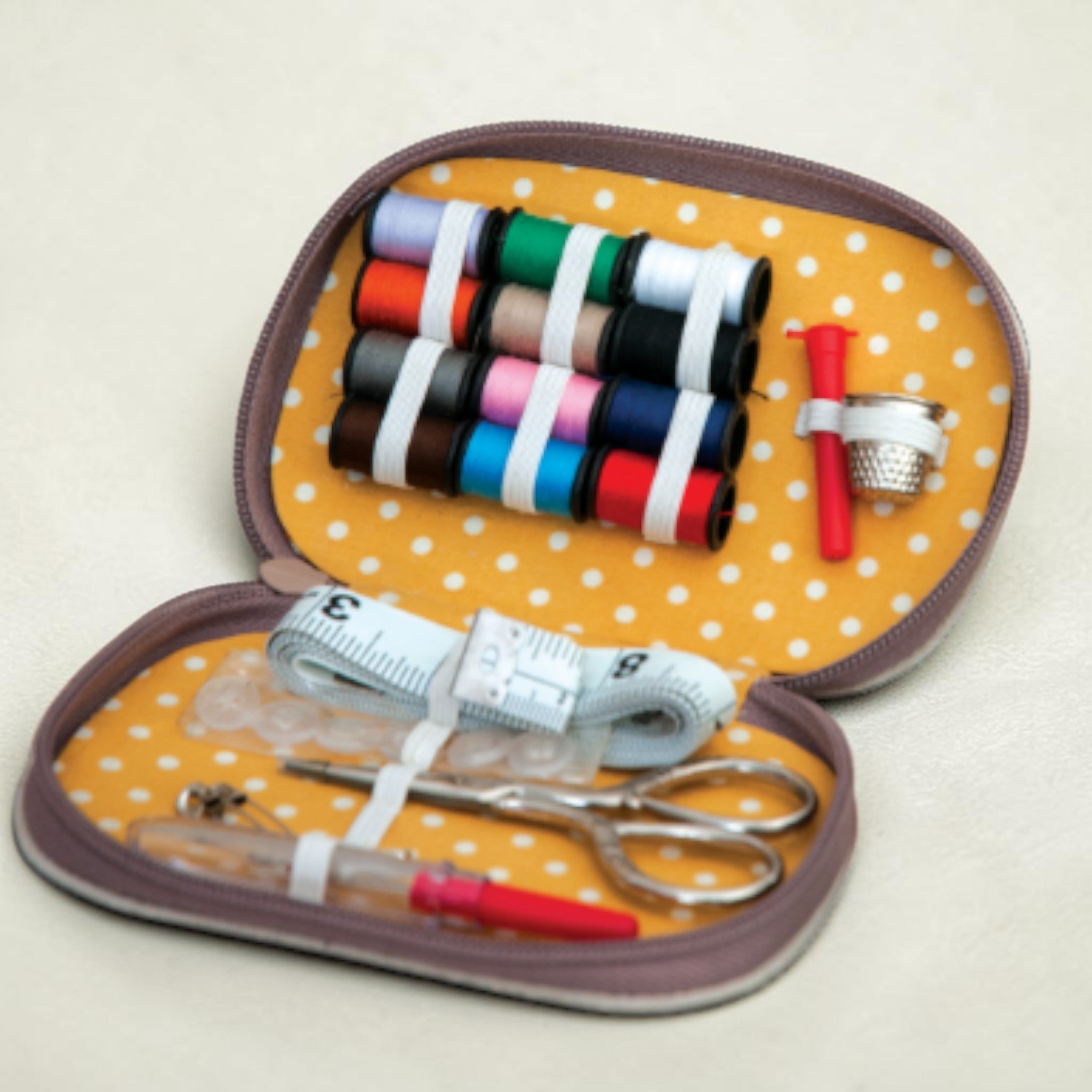 BEE SEWING KIT Bee Applique Design with contents Zip Case Super Quality